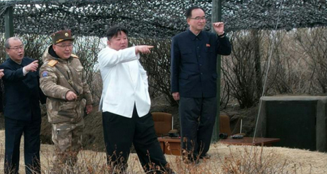 Sur cette photo de l'agence officielle nord-coréenne KCNA prise le 22 mars 2023 et publiée le 24, le dirigeant de la Corée du Nord Kim Jong Un supervise une manoeuvre militaire dans le pays.