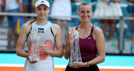 La Tchèque Petra Kvitova (d) victorieuse du tournoi de Miami, en battant en finale la Kazakhstanaise Elena Rybakina (g), le 1ᵉʳ avril 2023.