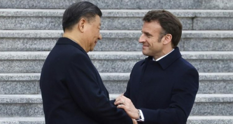 Le président français Emmanuel Macron (d) serre la main de son homologue chinois Xi Jinping à Pékin, le 6 avril 2023. afp.com - Ludovic Marin 