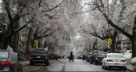 La ville de Montréal comme figée par les glaces après une tempête de verglas, le 5 avril 2023. afp.com - Andrej Ivanov 