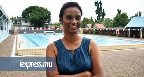 En sus d’être enseignante d’éducation physique, Honee Heerah est coach de natation au Pamplemousses Dolphin SC, à la piscine de Calebasses
