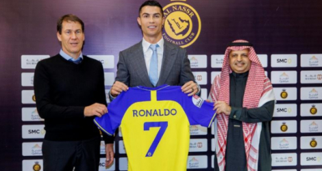 Le Français Rudi Garcia, alors entraîneur du club saoudien d'Al-Nassr, la star portugaise Cristiano Ronaldo et le président du club Musalli Al-Muammar, le 3 janvier 2023 à Ryad.