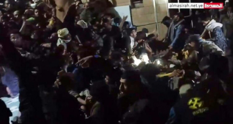 Capture d'écran d'une vidéo d'Al-Masirah TV, prise dans la nuit du 19 au 20 avril 2023, montrant la bousculade à Sanaa.