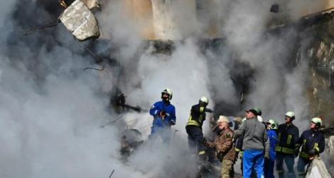 Les secouristes cherchent des survivants dans les décombres d'un immeuble touché par une frappe russe à Ouman, en Ukraine, le 28 avril 2023. afp.com - Sergei Supinsky 