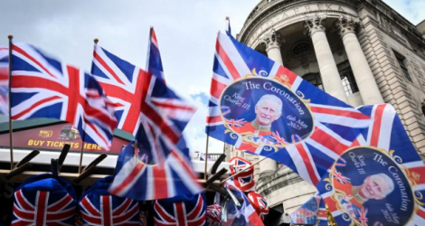 Des drapeaux à l'effigie du roi Charles III à la veille de son couronnement, le 5 mai 2023 à Londres.