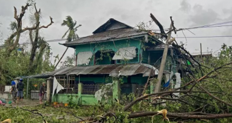 Des habitants évaluent les dégâts après le passage du cyclone Mocha, à Kyauktaw dans l'Etat Rakhine en Birmanie le 14 mai 2023.