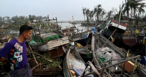 Des bateaux en miettes après le passage du cyclone Mocha, à Sittwe en Birmanie le 15 mai 2023.