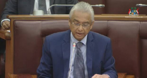 Le chef du gouvernement a entre autres informé que le commissaire de police devait se rendre à La Réunion, hier, mais n’a pas dit pour quelles raisons.