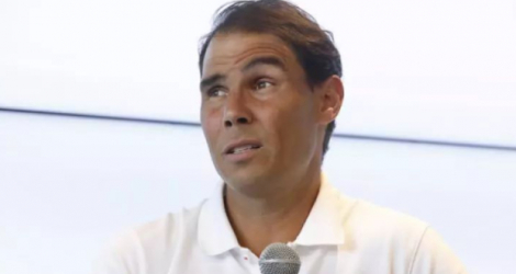 Rafael Nadal, dans son école de tennis de Manacor, sur l'île de Majorque, annonce qu'il ne participera pas à Roland-Garros. 18 mai 2023. © AP Photo/Francisco Ubilla