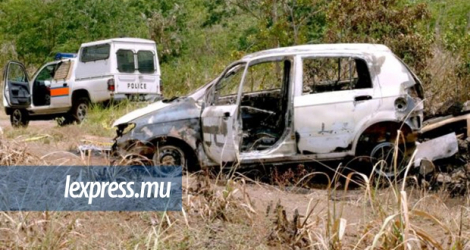 La voiture de Mujeeb Mir sous laquelle il fut brûlé vif par ses assassins après avoir été torturé.