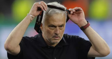 L'entraîneur portugais de l'AS Rome Jose Mourinho à la fin de la finale d'Europa League perdue contre le Séville FC, le 31 mai 2023 à Budapest.