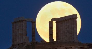 Au-dessus du Temple de Poséidon, à l’est d’Athènes, l’on a pu admirer la Super Lune, phénomène qui se produit une fois par an en moyenne et qui donne l'occasion de prendre de jolis clichés.