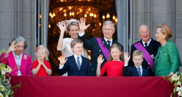  Belgique : Le roi Philippe et la reine Mathilde saluent la foule venue acclamer leur nouveau souverain, qui succède à son père, Albert II. 