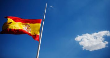 Espagne : Suite à un accident ferroviaire faisant 77 morts et plusieurs blessés, le Premier ministre Mariano Rajoy a décrété trois jours de deuil national en hommage aux victimes. 