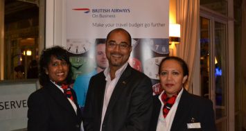 Thierry Arekion entouré de Sandra Waichoon et de Priya Chumun, hôtesses de British Airways. 