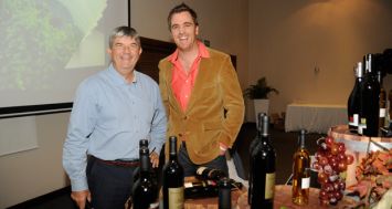 Benoît Audibert, Brand Coordinator vins et spiritueux chez Grays Inc Ltd, et Wilhem Piennar, vigneron de la maison sud-africaine Nederburg.