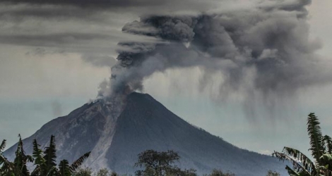 Le Mont Sinabung, en Indonésie, est l’un des volcans les plus actifs dans le pays.