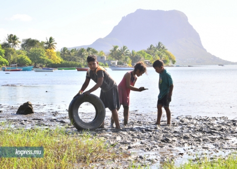 Les joies de l’enfance ou l’insouciance innocente de ces gamins jouant sur les bords de la lagune de Case-Noyale, sous l’œil bienveillant de la montagne du Morne.