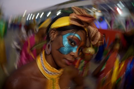 Des danseurs se produisant sur scène lors du deuxième jour de la National Carnival Parade de 2017.