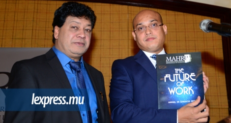 Areff Salauroo et le ministre Callichurn tenant le magazine qui a été lancé à l'occasion du congrès.