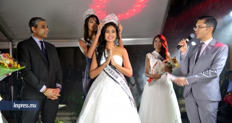 (De g. à dr.) Miss Rodrigues, Miss Flacq et Miss Grand-Bois lors de la finale de Miss Universe Mauritius à l’hôtel Angsana Balaclava Mauritius le 5 mai.