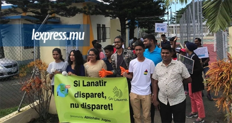 Un groupe de jeunes ont organisé hier, samedi 27 avril, une marche pacifique pour l’environnement à Centre-de-Flacq.