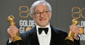 Le cinéaste Steven Spielberg avec ses deux Golden Globes, meilleur film dramatique et meilleur réalisateur, près de Los Angeles le 10 janvier 2023.