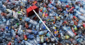  Récupération de bouteilles en plastique dans une décharge à Banda Aceh le 31 mai 2022. AFP/Archives Chaideer Mahyuddin 