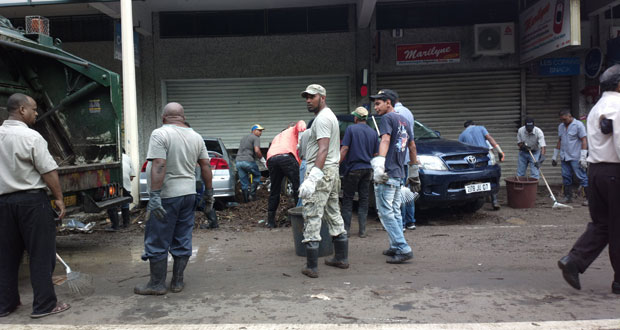 Les employés municipaux à l'oeuvre à La Chaussée en face d'un magasin dont la devanture a été défoncée par deux véhicules