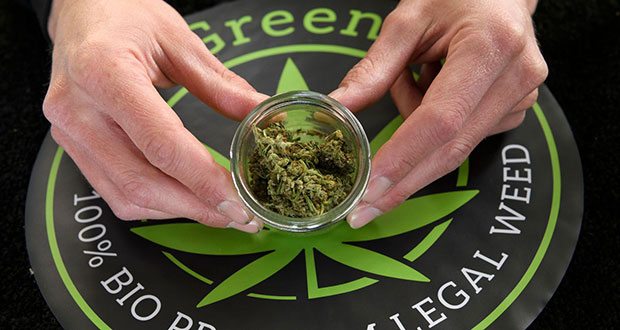 Du cannabis fabriqué à partir du chanvre légal, dans un magasin à Lausanne le 7 avril 2017.