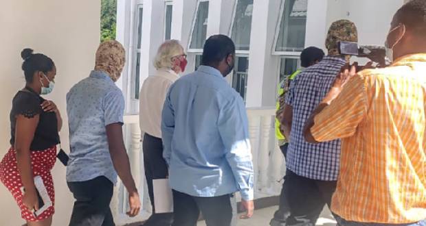 (Photo d'archive)L’ancien ministre Maurice Lousteau Lalanne, bien entouré, quittant le palais de justice,après la décision du juge de le maintenir en détention.©SEYCHELLES NEWS AGENCY