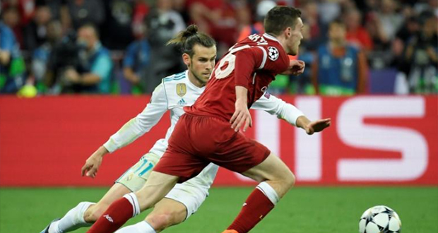 Le défenseur de Liverpool Andy Robertson à la lutte avec Gareth Bale du Real Madrid en finale de Ligue des champions à Kiev, le 26 mai 2018.