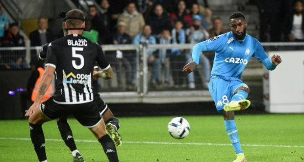 Le milieu brésilien de Marseille Gerson (d) marque le troisième but sur le terrain d'Angers, le 30 septembre 2022.