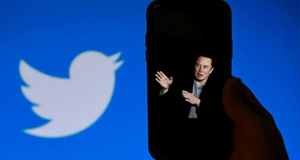 Un téléphone avec une photo d'Elon Musk avec en fond le logo Twitter, le 4 octobre 2022, à Washington.
