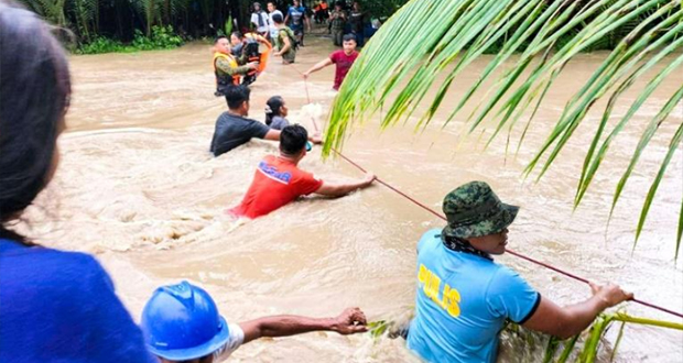 Des dizaines de personnes sont mortes dans des inondations et des glissements de terrain causés par de fortes pluies aux Philippines, selon un bilan provisoire établi le 28 octobre 2022 par les autorités.