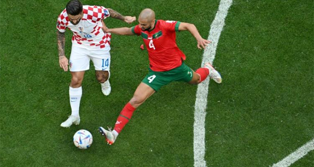 Le milieu marocain Sofyan Amrabat (D) tacle l'attaquant croate Marko Livaja lors du match du Mondial entre leurs deux sélections, le 23 novembre 2022 à Al Khor.
