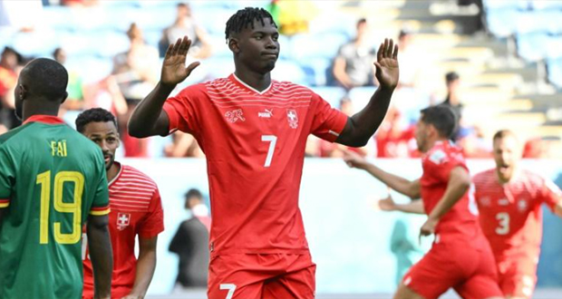 Breel Embolo après avoir inscrit le but du succès de la Suisse sur le Cameroun au Mondial le 24 novembre 2022 au stade al-Janoub à Doha.