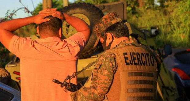 Un soldat contrôle un homme lors d'une opération anti-gangs à Soyapango, au Salvador, le 3 décembre 2022, image diffusée par la présidence salvadorienne.
