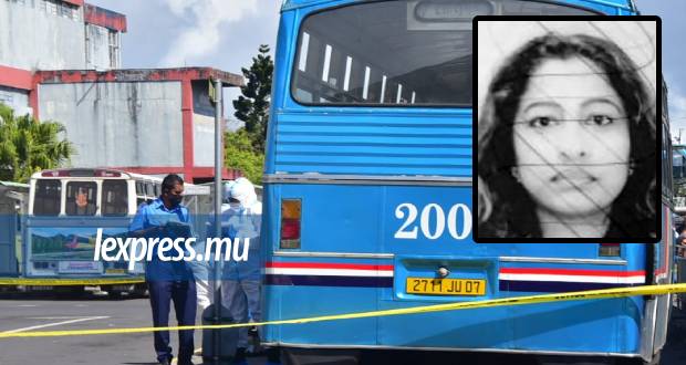 Les officiers du SOCO recueillant des indices autour de l’autobus dans lequel a été commis le meurtre, hier.