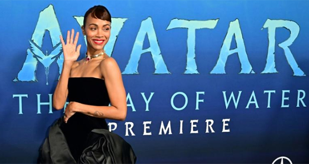 L'actrice Zoe Saldana arrivant à l'avant-première d'«Avatar 2» le 12 décembre 2022 à Los Angeles.