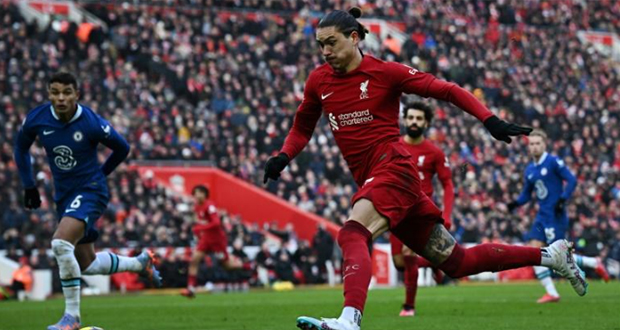 L'Uruguayen de Liverpool Darwin Nunez à l'attaque contre Chelsea, le 21 janvier 2023 à Liverpool.