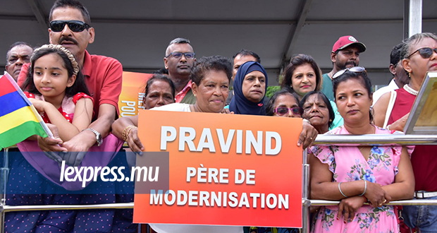 Des Mauriciens, équipés de pancartes à la gloire du Premier ministre, étaient au lancement du métro qui desservira Rose-Hill-Réduit. © Dev Ramkhelawon