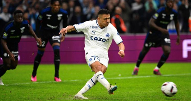 L'attaquant chilien Alexis Sanchez marque sur penalty le 2ᵉ but marseillais contre Strasbourg, le 12 mars 2023 au stade Vélodrome.