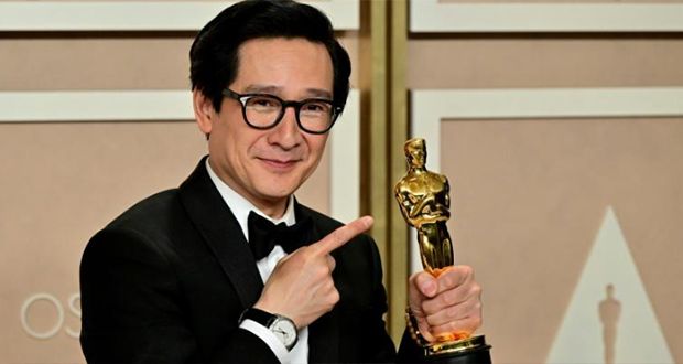 L'acteur américano-vietnamien Ke Huy Quan reçoit l'Oscar du meilleur acteur dans un second rôle, au Dolby Theatre d'Hollywood, en Californie, le 12 mars 2023.