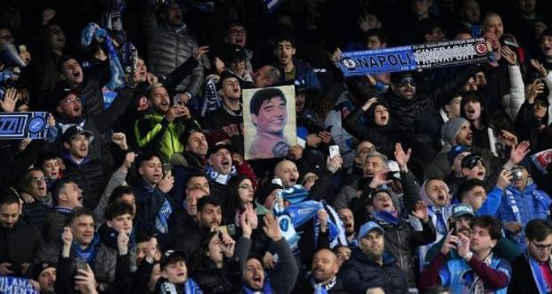 La joie des supporters de Naples, qualifié pour les quarts de finale de la Ligue des champions, en battant Francfort, le 15 mars 2023 au stade Diego Maradona. afp.com - Tiziana Fabi 