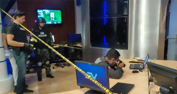Photo diffusée par la police nationale équatorienne montrant des enquêteurs après l'explosion d'un engin piégé dans les locaux de la chaîne de télévision Ecuavisa à Guayaquil, en Equateur, le 20 mars 2023.