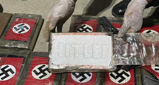 Photo diffusée par la police péruvienne de paquets de cocaïne floqués de signes nazis, saisis dans le port de Paita, le 25 mai 2023 au Pérou .
