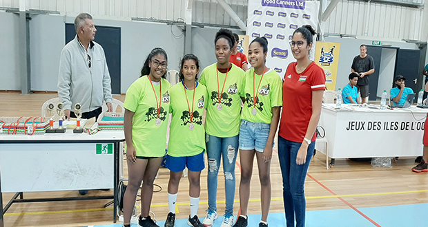 Les joueuses de Beau-Bassin/Rose-Hill posant aux côtés d’Alisha Chundunsing, médaillée de bronze avec la sélection nationale féminine aux derniers JIOI.