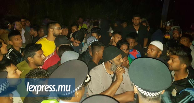 La foule massée devant la porte de Socovia
