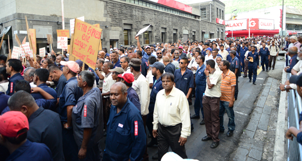 The Transport Common Front organised a protest rally concerning the Metro Express on March 9, in Port-Louis, to voice out their concern about the future of the 7 000 employees of the sector